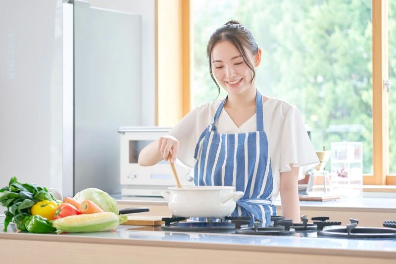 Gái xinh nấu ăn và sắp xếp đĩa thức ăn