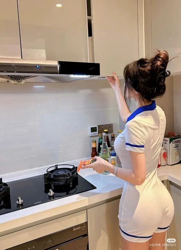 Gái xinh nấu ăn với các món rau