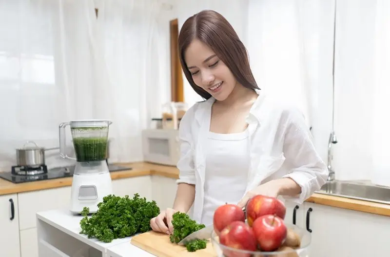 Gái xinh nấu ăn cho bữa sáng
