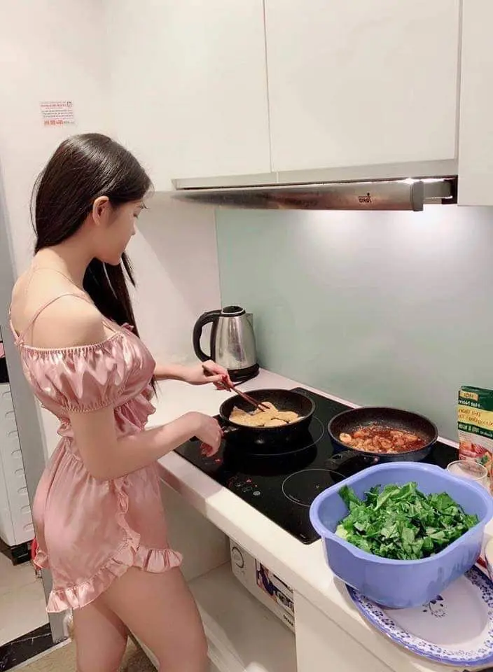 Gái xinh nấu ăn và chiên món ăn