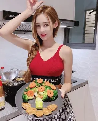 Gái xinh nấu ăn với niềm vui