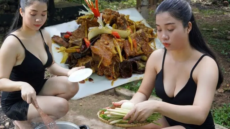 Gái xinh nấu ăn với nồi inox