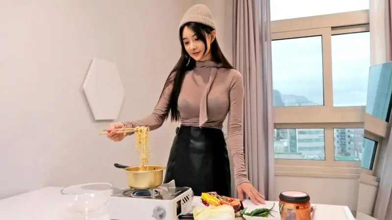 Gái xinh nấu ăn và thái rau