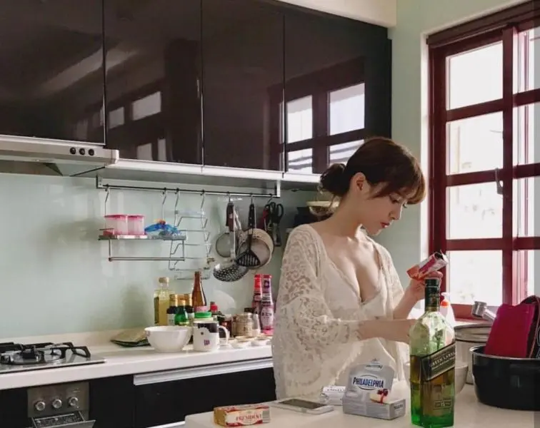 Gái xinh nấu ăn và chuẩn bị bữa ăn