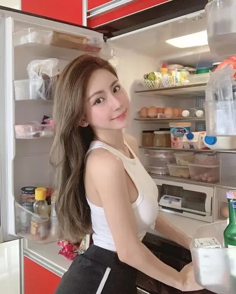 Gái xinh nấu ăn với công thức chay