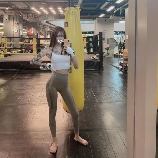 Gái xinh tập gym với động tác chuẩn xác Gái xinh tập gym với động tác chuẩn xác