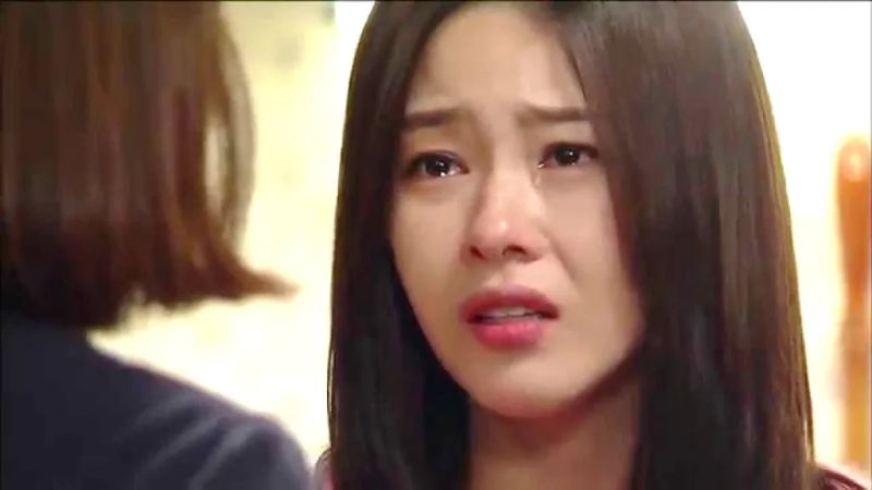 Nỗi buồn hiện rõ trên gương mặt gái xinh