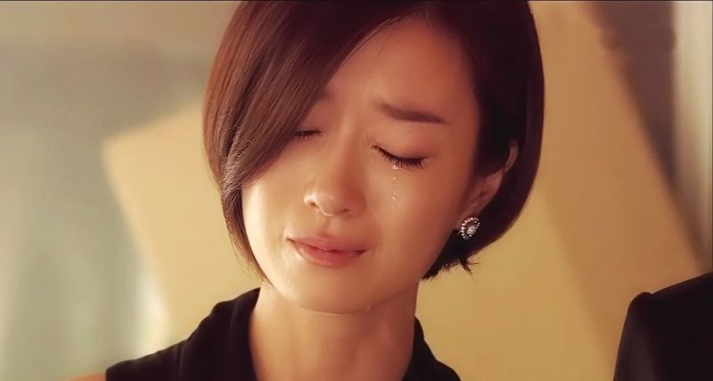 Cô gái xinh buồn và khóc