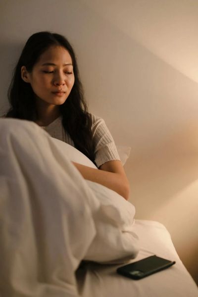 Ánh mắt sầu muộn của cô gái xinh