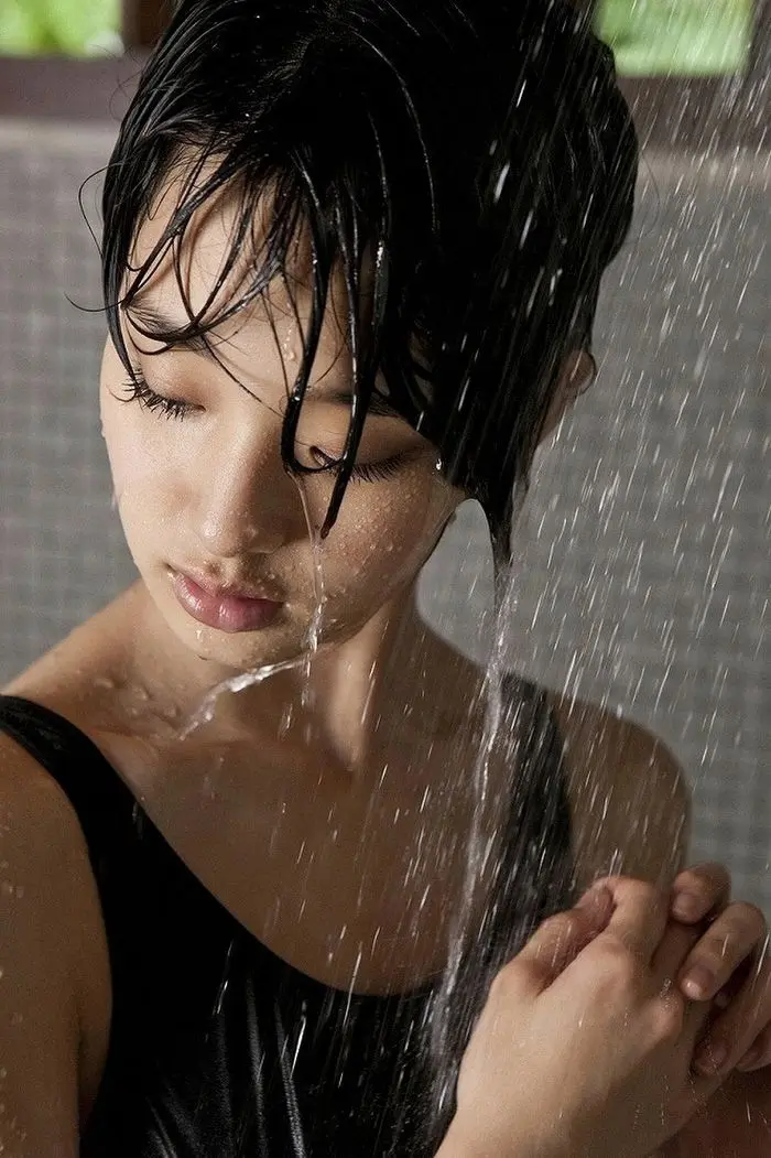Gái xinh rơi lệ