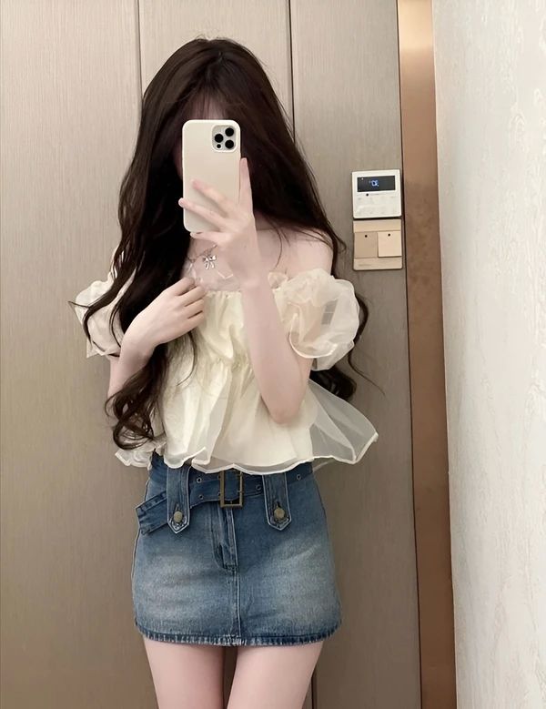 Gái xinh mặc áo trễ vai dưới ánh nắng hoàng hôn