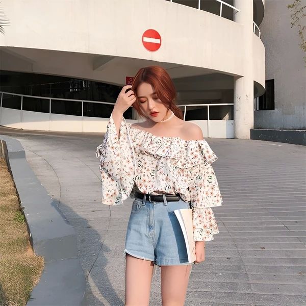 Gái xinh mặc áo trễ vai tạo dáng tự nhiên