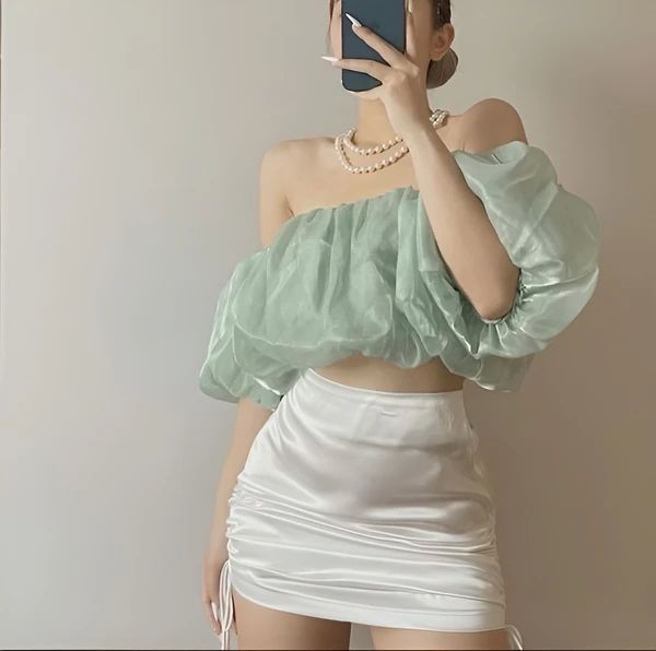Gái xinh mặc áo trễ vai với ánh nhìn quyến rũ