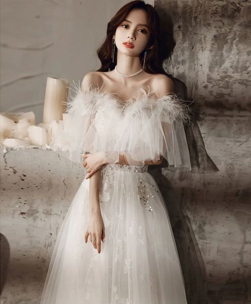 Gái xinh mặc áo trễ vai nhìn xa xăm đầy cuốn hút