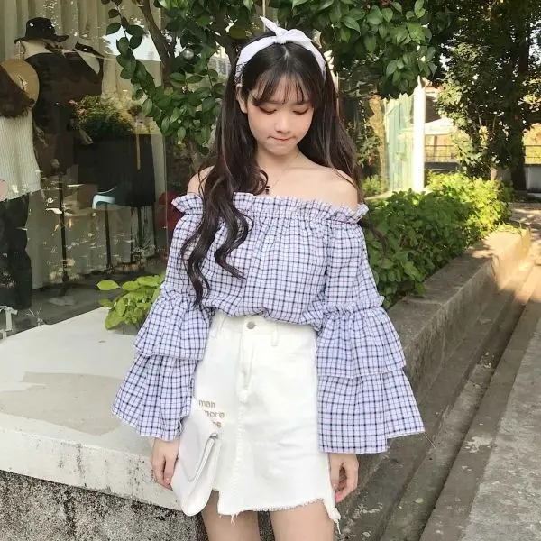 Khuôn mặt rạng rỡ của gái xinh mặc áo trễ vai