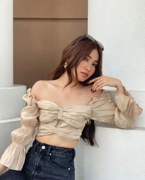 Gái xinh mặc áo trễ vai với ánh nhìn trìu mến