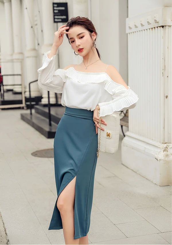 Ánh sáng nhẹ nhàng tôn lên vẻ đẹp gái xinh mặc áo trễ vai