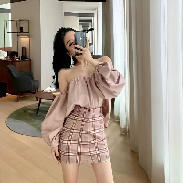 Nụ cười ngọt ngào của gái xinh mặc áo trễ vai