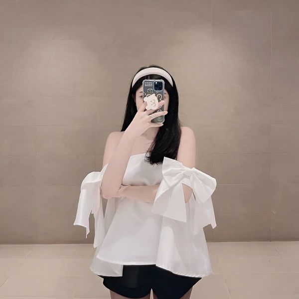 Vẻ đẹp thanh thoát của gái xinh mặc áo trễ vai