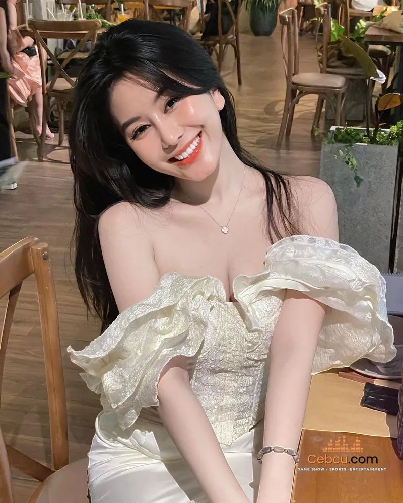 Gái xinh mặc áo trễ vai với vẻ đẹp giản dị