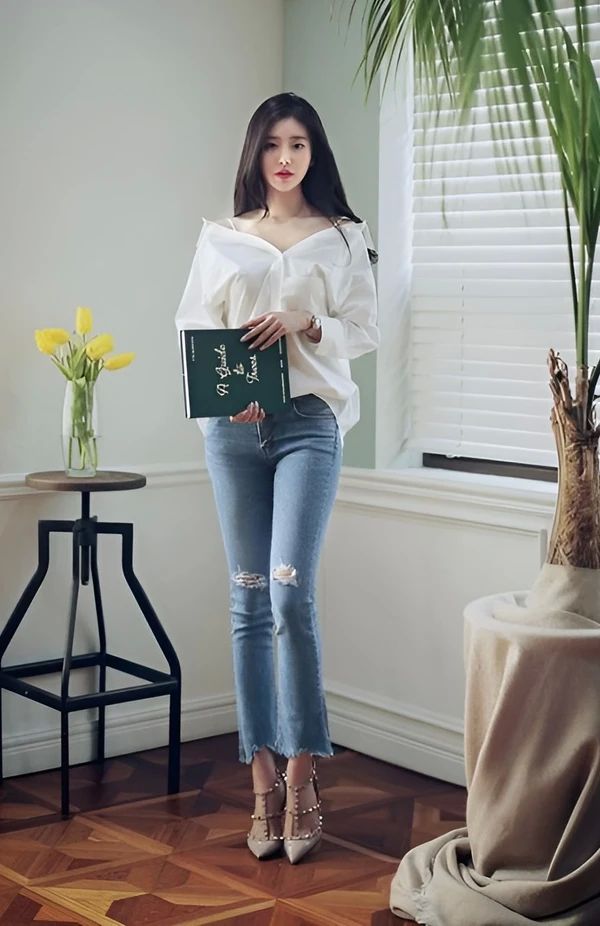 Gái xinh mặc áo trễ vai với mái tóc nhẹ nhàng