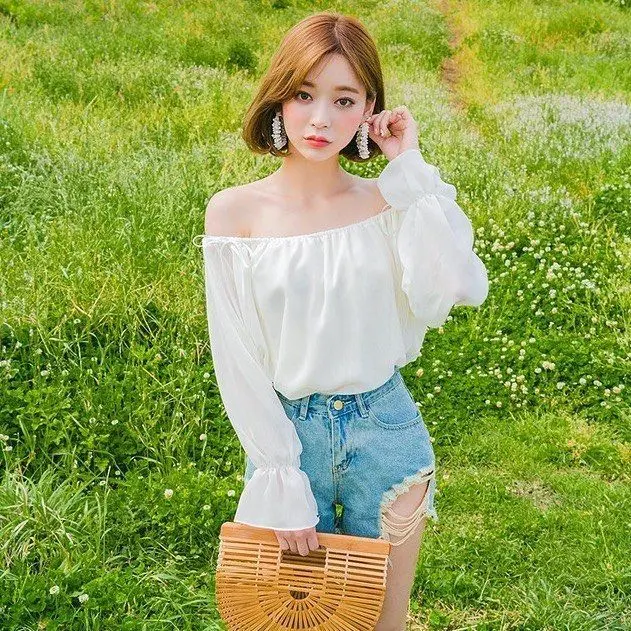 Ảnh chụp gần khuôn mặt gái xinh mặc áo trễ vai