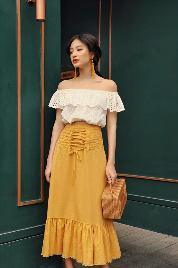 Vẻ thanh thoát của gái xinh mặc áo trễ vai