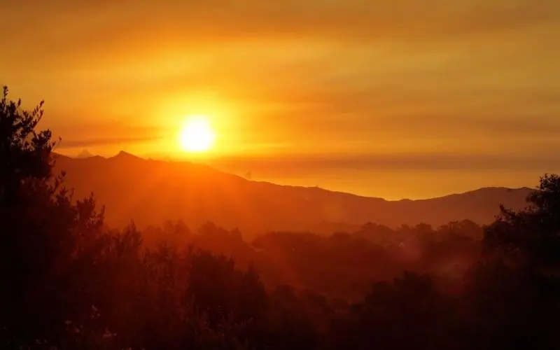 Phong cảnh buổi sáng với ánh sáng mặt trời ấm áp Phong cảnh buổi sáng với ánh sáng mặt trời ấm áp