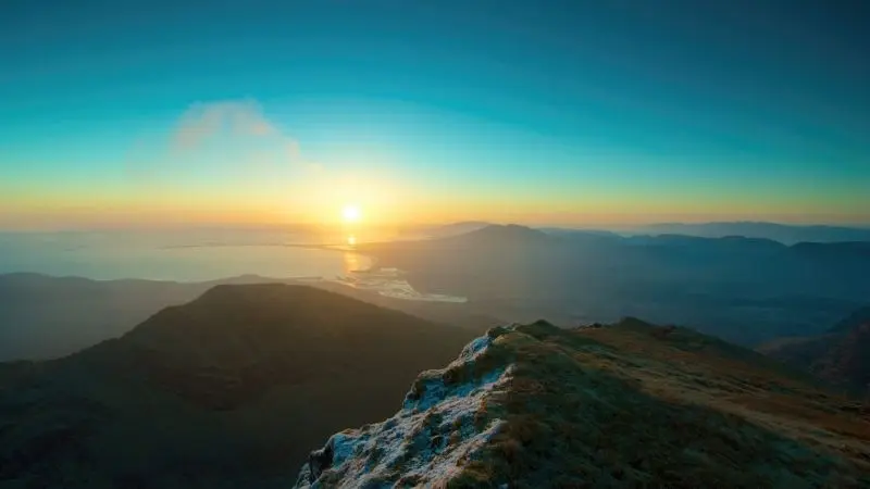 Khung cảnh dưới ánh sáng mặt trời buổi sáng, tràn đầy sinh khí Khung cảnh dưới ánh sáng mặt trời buổi sáng, tràn đầy sinh khí