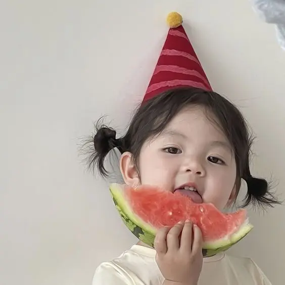 Avatar ảnh em bé cute đang ăn, mang đến sự dễ thương đầy tự nhiên Avatar ảnh em bé cute đang ăn, mang đến sự dễ thương đầy tự nhiên