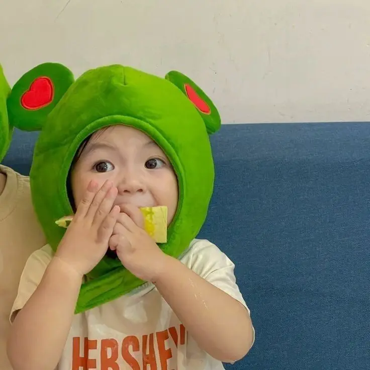 Hình ảnh avatar ảnh em bé cute đang ăn, điểm nhấn đáng yêu cho trang cá nhân Hình ảnh avatar ảnh em bé cute đang ăn, điểm nhấn đáng yêu cho trang cá nhân