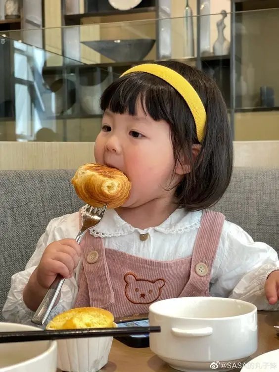 Avatar ảnh em bé cute đang ăn, giúp bạn lan tỏa niềm vui mỗi ngày Avatar ảnh em bé cute đang ăn, giúp bạn lan tỏa niềm vui mỗi ngày