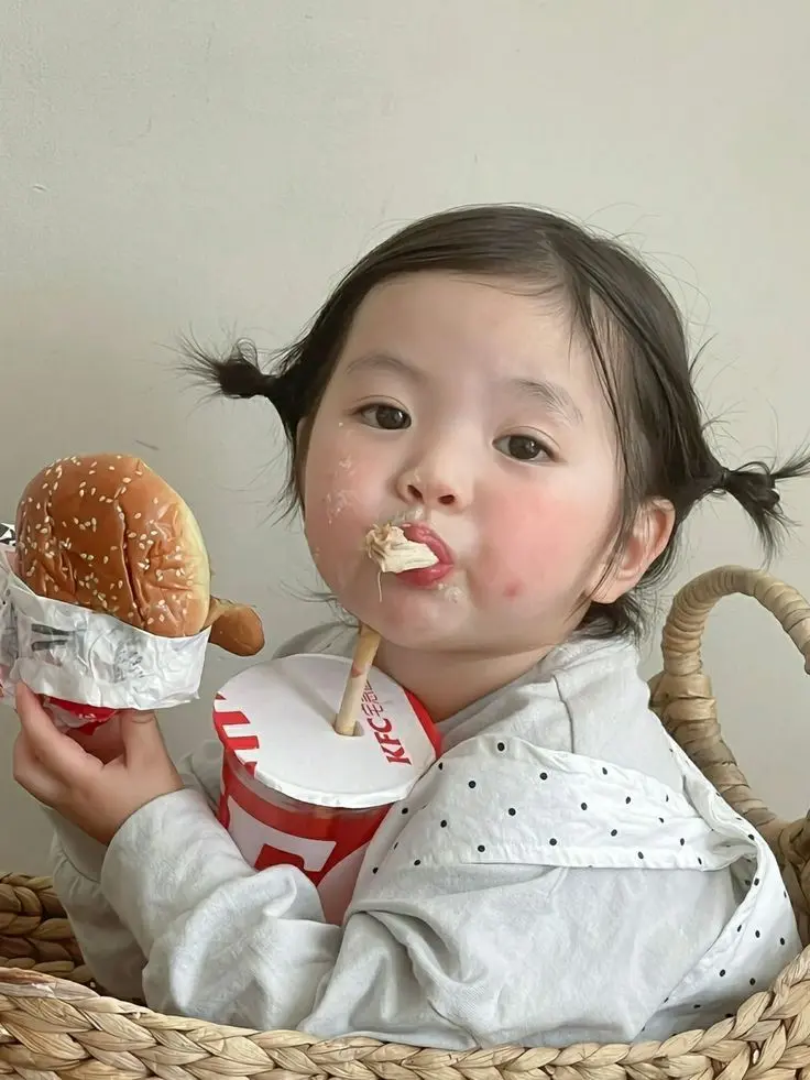 Ảnh avatar ảnh em bé cute đang ăn, lựa chọn hoàn hảo cho tín đồ yêu trẻ con Ảnh avatar ảnh em bé cute đang ăn, lựa chọn hoàn hảo cho tín đồ yêu trẻ con