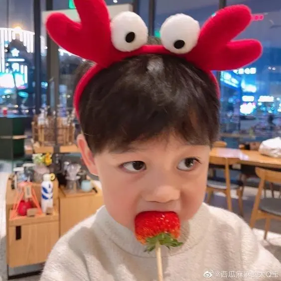 Hình ảnh avatar ảnh em bé cute đang ăn, tạo cảm giác gần gũi và thân thiện Hình ảnh avatar ảnh em bé cute đang ăn, tạo cảm giác gần gũi và thân thiện