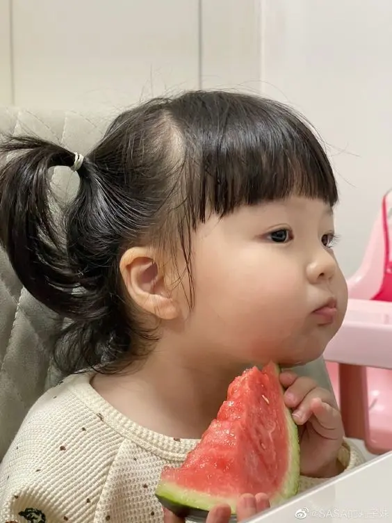Hình ảnh avatar ảnh em bé cute đang ăn, mang lại cảm giác ngọt ngào và dễ chịu Hình ảnh avatar ảnh em bé cute đang ăn, mang lại cảm giác ngọt ngào và dễ chịu