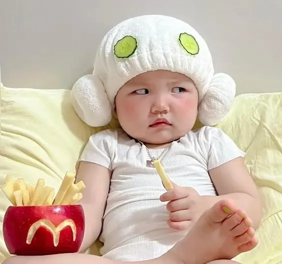 Ảnh avatar ảnh em bé cute đang ăn, giúp bạn lan tỏa sự vui tươi và ngộ nghĩnh Ảnh avatar ảnh em bé cute đang ăn, giúp bạn lan tỏa sự vui tươi và ngộ nghĩnh