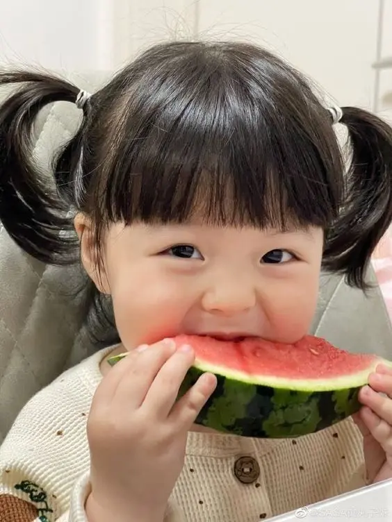 Avatar ảnh em bé cute đang ăn, biểu tượng của sự hồn nhiên và đáng yêu Avatar ảnh em bé cute đang ăn, biểu tượng của sự hồn nhiên và đáng yêu