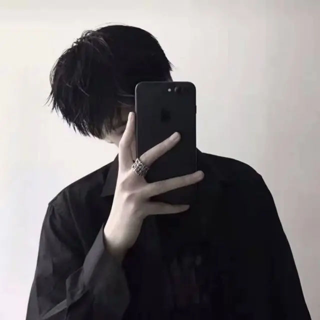Gương mặt trai đẹp dưới chiếc mũ rộng Gương mặt trai đẹp dưới chiếc mũ rộng