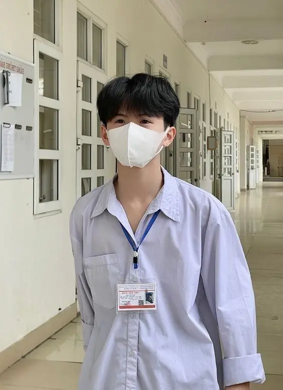 Trai đẹp giấu mặt với nét mặt điềm đạm Trai đẹp giấu mặt với nét mặt điềm đạm
