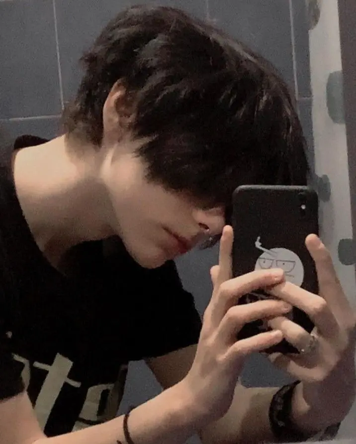 Gương mặt trai đẹp giấu sau bóng đêm Gương mặt trai đẹp giấu sau bóng đêm