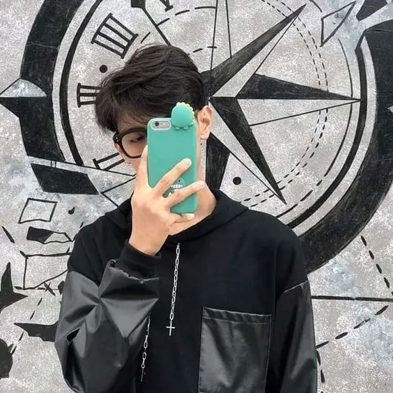 Trai đẹp che mặt dưới nón lưỡi trai Trai đẹp che mặt dưới nón lưỡi trai