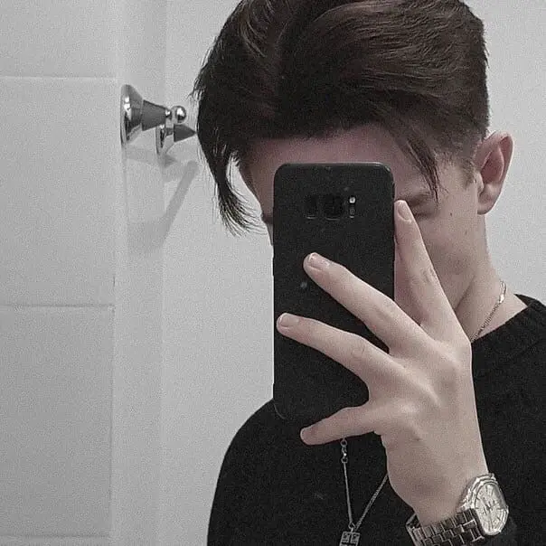 Gương mặt trai đẹp giấu dưới lớp mũ Gương mặt trai đẹp giấu dưới lớp mũ