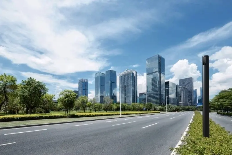 Đắm chìm trong vẻ đẹp của phong cảnh đô thị hiện đại và phát triển.