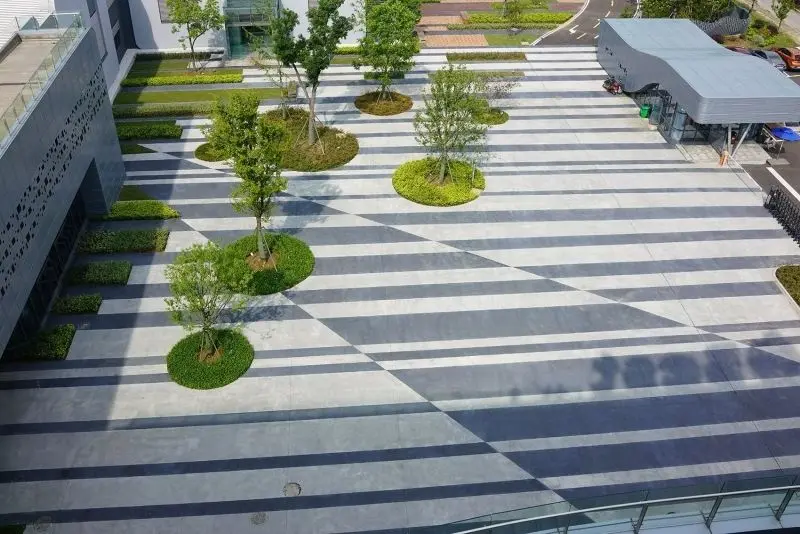 Khung cảnh đô thị hiện đại với những con đường và ánh đèn sáng rực rỡ.