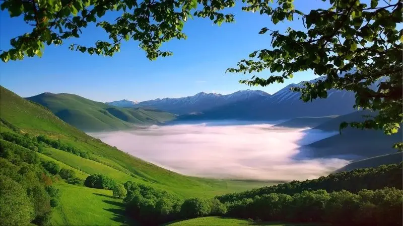 Núi đồi hoang sơ cùng hồ lớn là nơi thư giãn hoàn hảo sau những ngày bận rộn. Núi đồi hoang sơ cùng hồ lớn là nơi thư giãn hoàn hảo sau những ngày bận rộn.