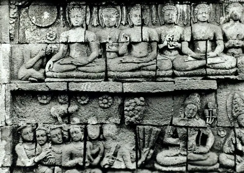 Tường cổ mang dấu ấn lịch sử là nơi giao thoa giữa quá khứ và hiện tại. Tường cổ mang dấu ấn lịch sử là nơi giao thoa giữa quá khứ và hiện tại.