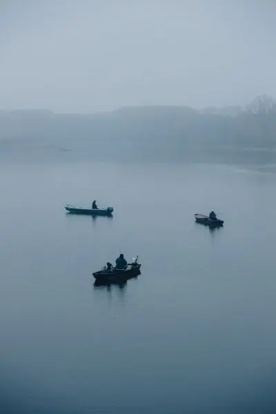 Thả mình vào không gian yên bình tại bến thuyền sương mờ. Thả mình vào không gian yên bình tại bến thuyền sương mờ.