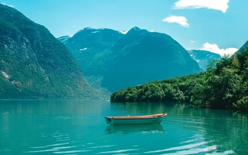 Hòa mình vào không gian yên ả tại bến thuyền sương mờ. Hòa mình vào không gian yên ả tại bến thuyền sương mờ.