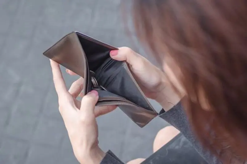 Meme hết tiền với nét mặt khó xử