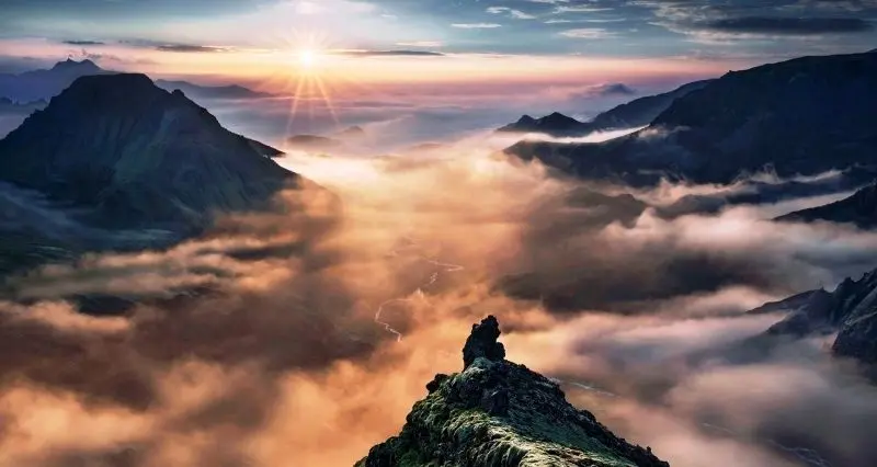 Đỉnh núi mây phủ tạo nên một phong cảnh huyền bí và ấn tượng. Đỉnh núi mây phủ tạo nên một phong cảnh huyền bí và ấn tượng.